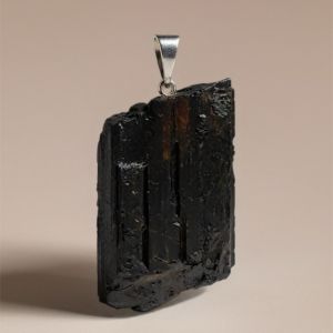 Colgante de Turmalina Negra en Bruto