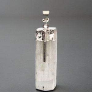 Colgante de Selenita con Turmalina en Baño de Plata