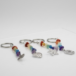 LLAVERO CHAKRAS CON MINERAL Y DIJE PLATEADO